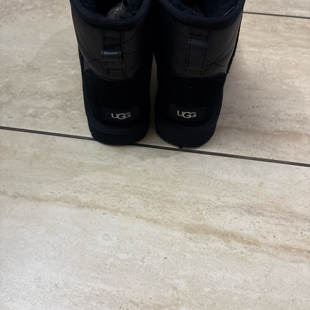 UGG CLASSIC MINI PEARLIZED LEATHER BLACK SHEEPSKIN WOMEN'S BOOTS SIZE US 9 - Picture 7 of 15